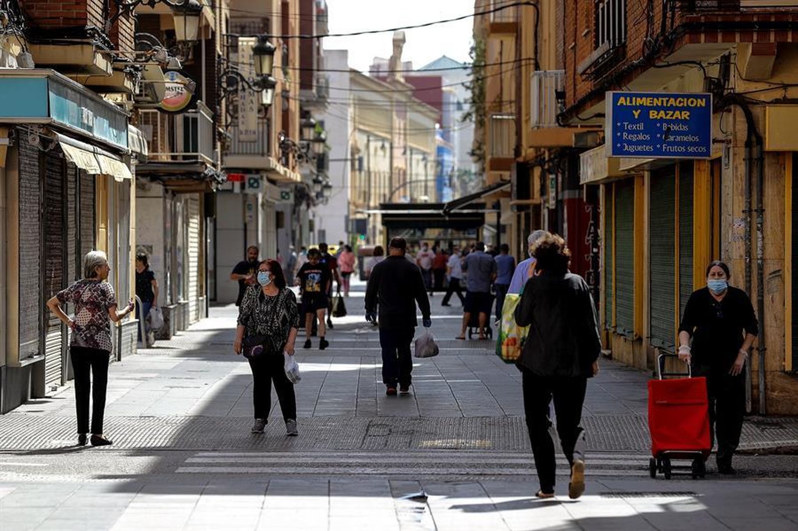 Varias personas pasean por el centro de Valencia