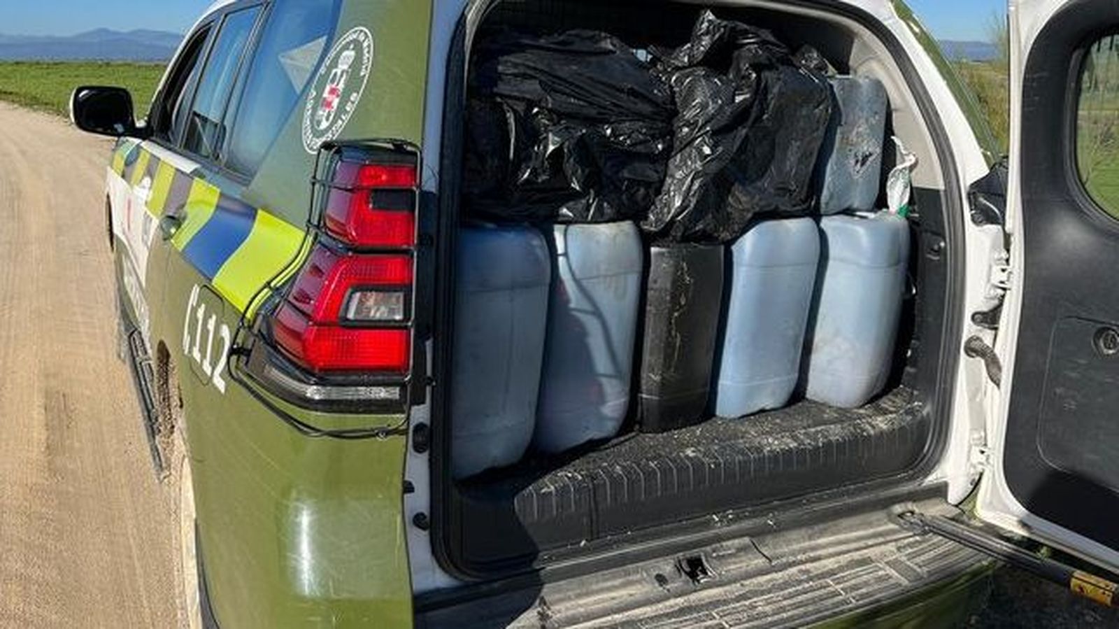 Vehículo de Agentes Forestales con garrafas de aceite de motor localizadas en una vía pecuaria