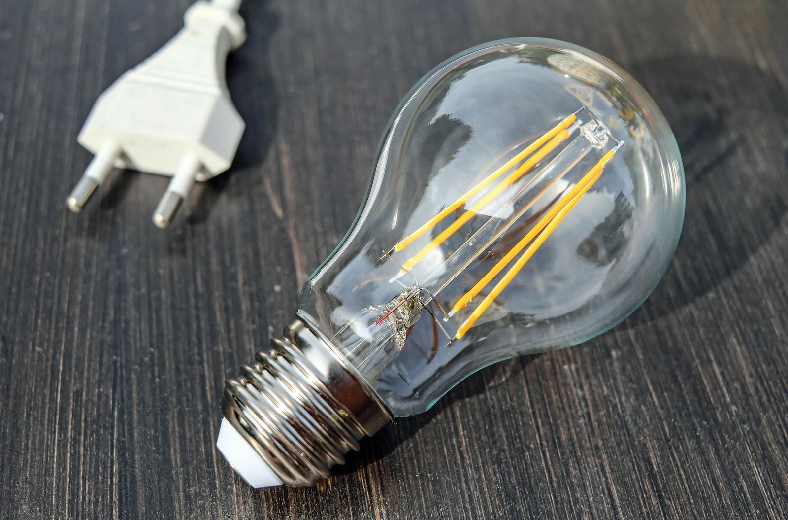 Las lluvias traen una bajada en el precio de la luz hasta los 10,75 euros el MWh