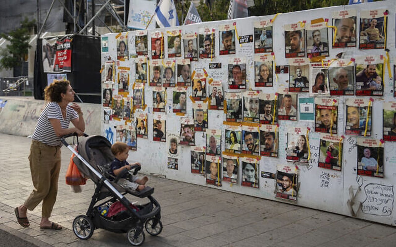 Un cartel con los rehenes de Israel