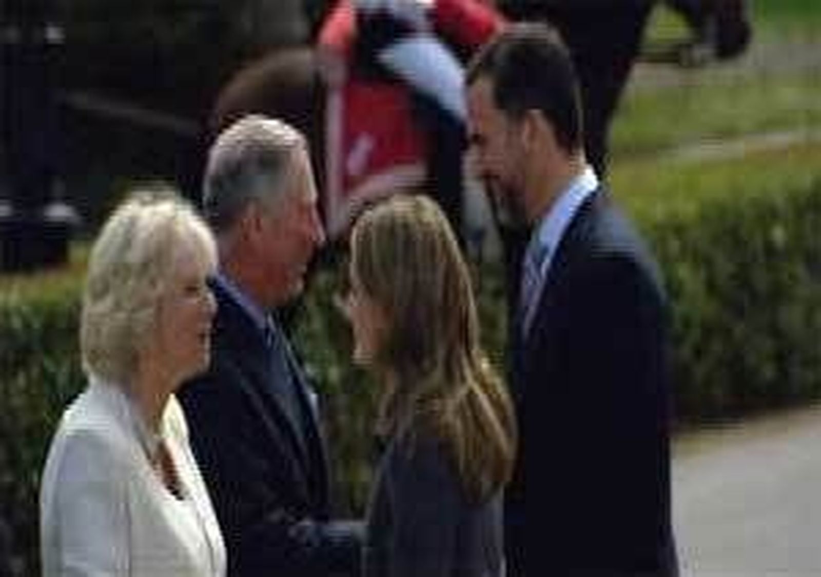 El príncipe de Gales y su esposa son recibidos en el  Palacio del Pardo por los príncipes de Asturias