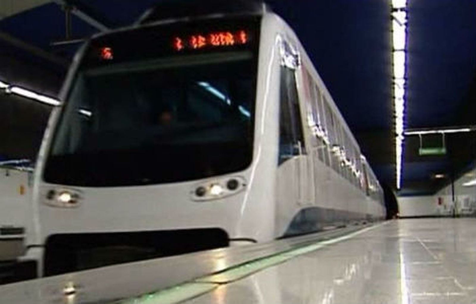 Un invidente se salva de ser arrollado por un  tren de la vía en Metrosur