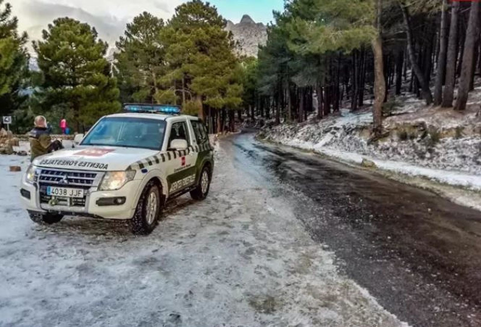 El 112 cierra el acceso en coche a La Pedriza (Madrid)  por nieve y atiende a 15 vehículos atrapados por nieve