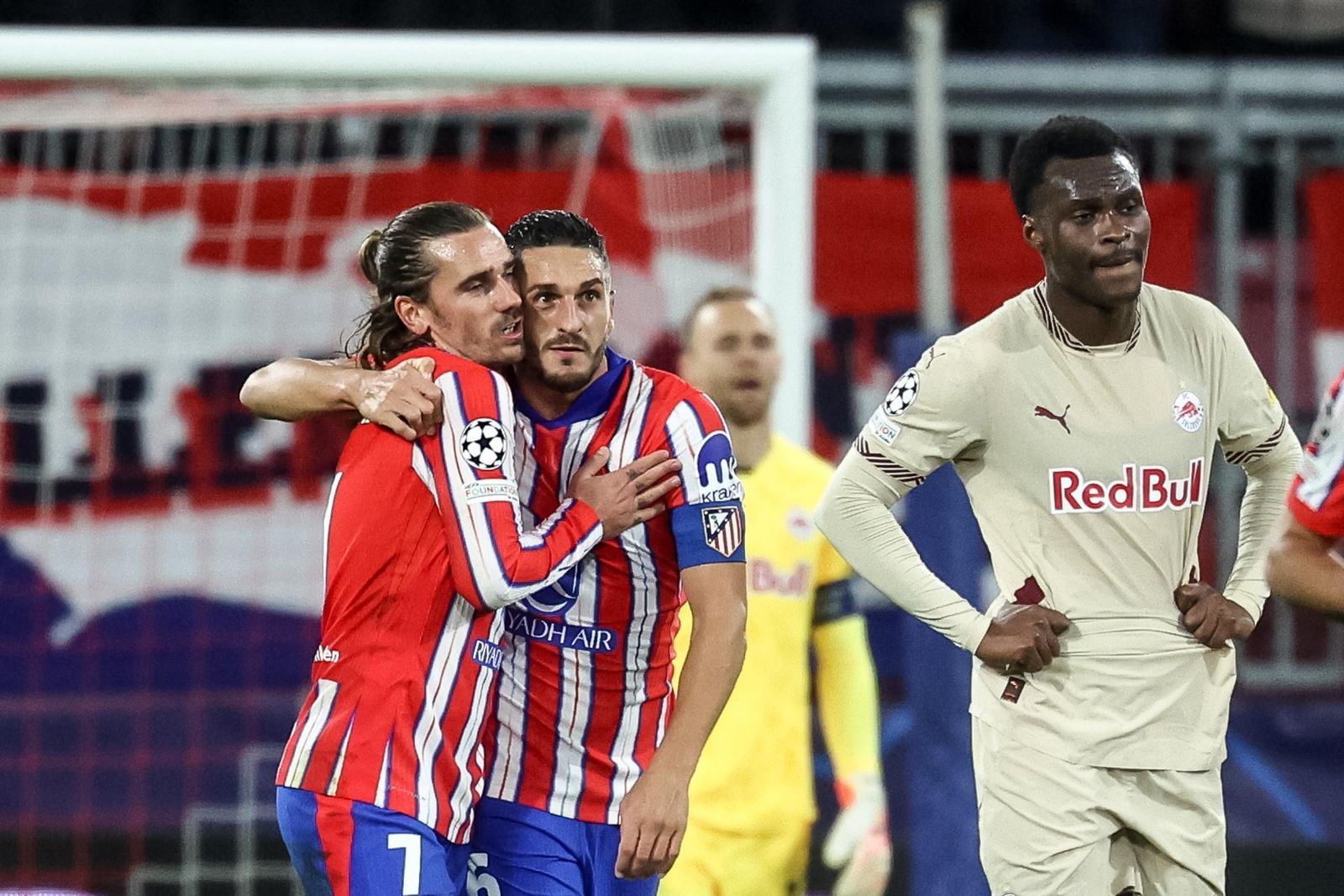 Griezmann y Koke ante el Salzburgo