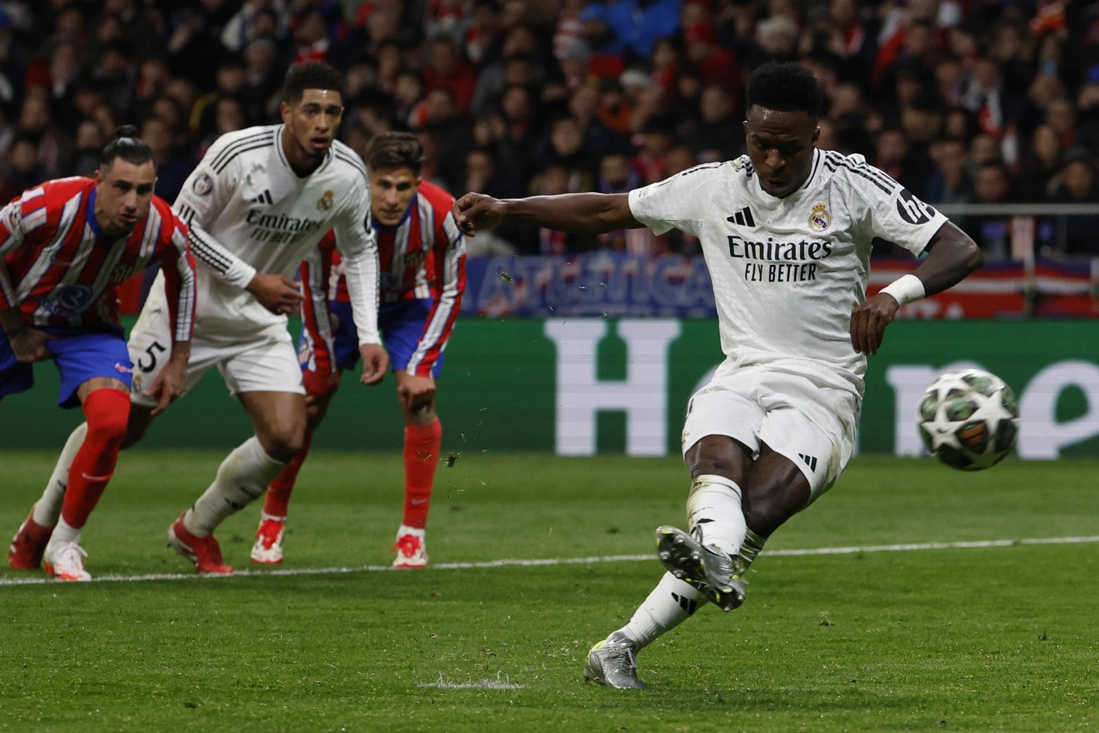 Vinicius lanza lanza un penalti