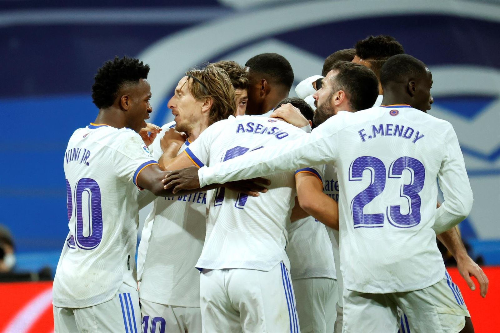 Los jugadores del Madrid celebran uno de los goles