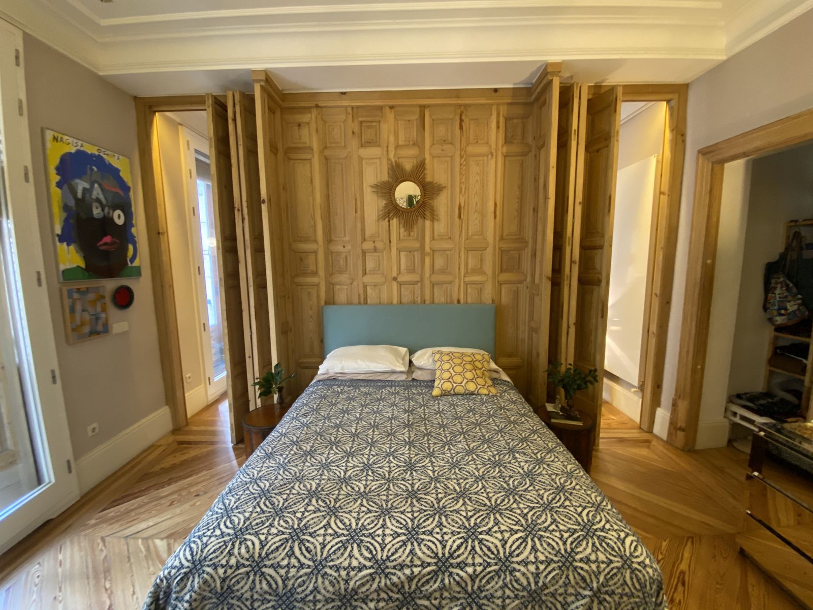 Tras esa 'pared de madera' hecha a base de puertas, se encuentra el dormitorio principal.