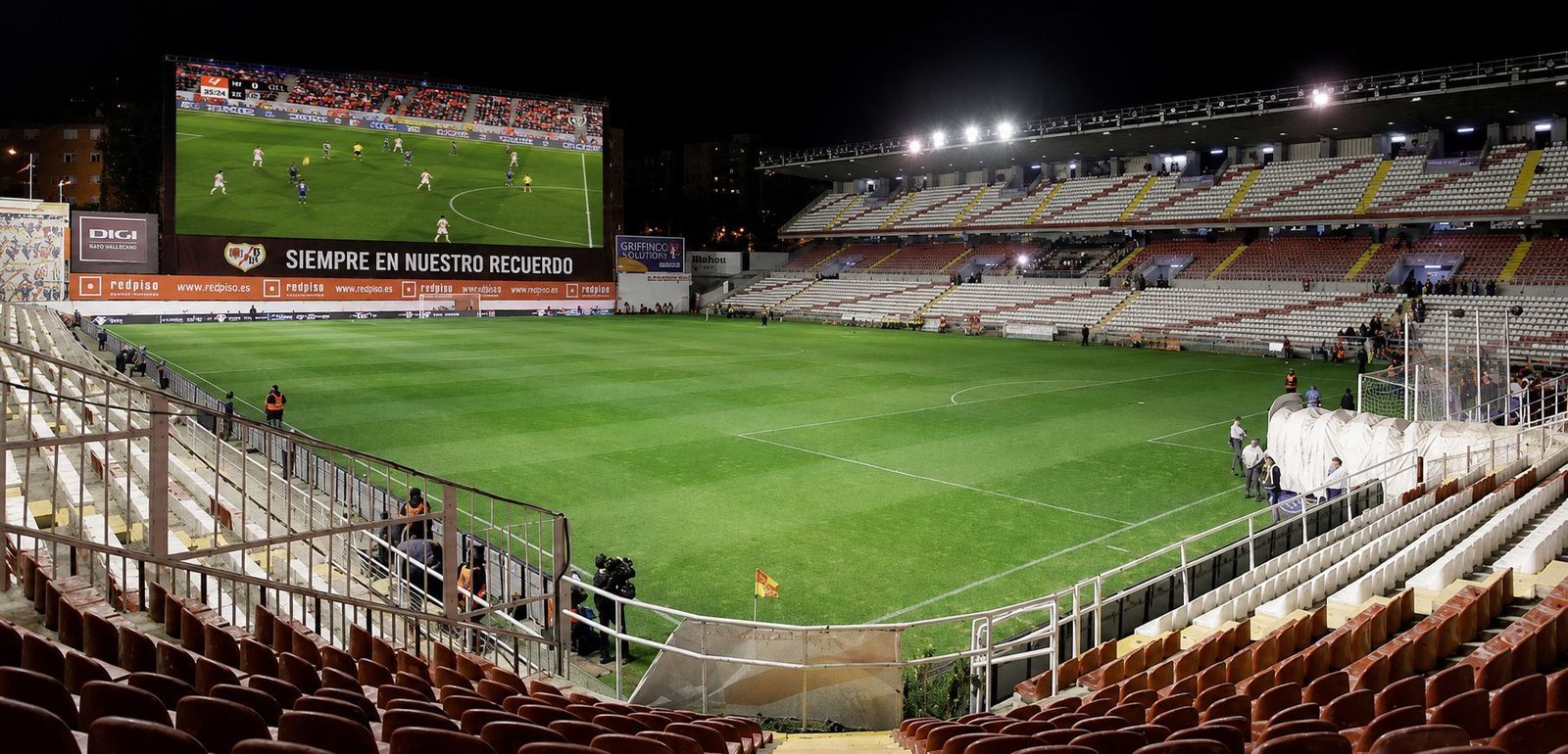 El Estadio de Vallecas con pantalla gigante