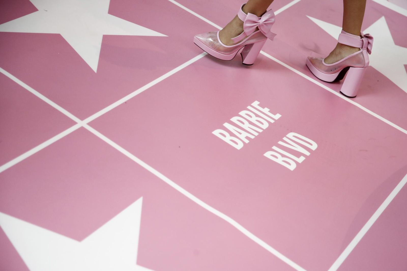 Fotografía de archivo fechada el 12 de abril de 2023 que muestra una instalación del Mundo de La Barbie, en Santa monica, California