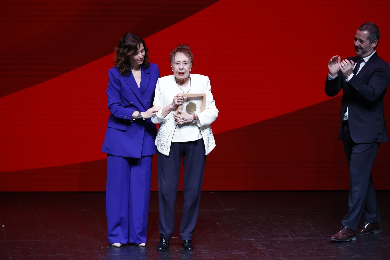 Ayuso y Gemma Cuervo, en la entrega a la actriz del premio Cultura de lka Comunidad de Madrid en 2024