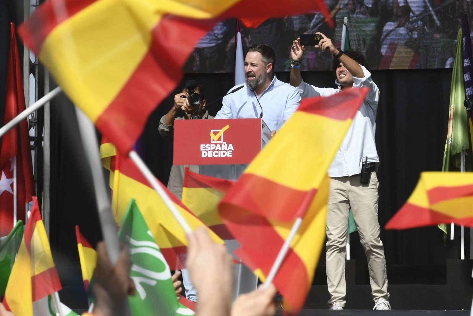 Abascal llama a "recuperar la democracia" rodeado por Trump, Meloni y los líderes de Polonia y Hungría