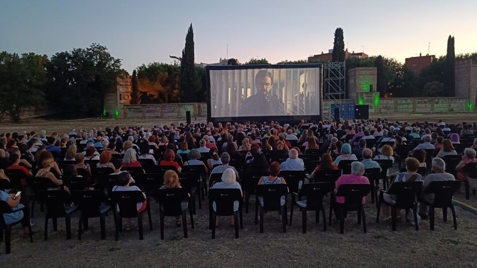 Proyección de una película en el cine de verano de Alcalá de Henares en 2022