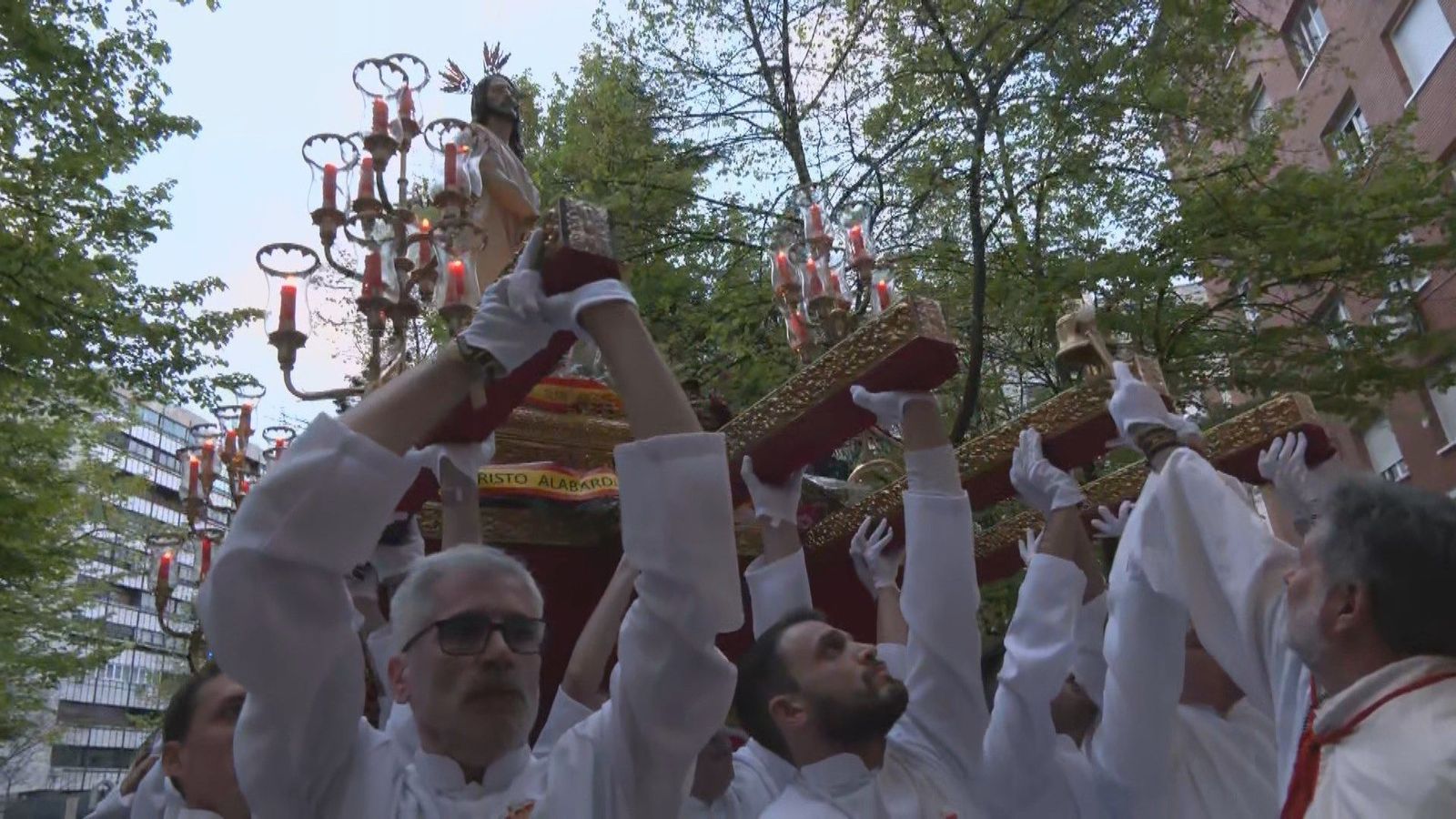 El barrio de Salamanca acoge la procesión del Divino Cautivo en la tarde del Jueves Santo