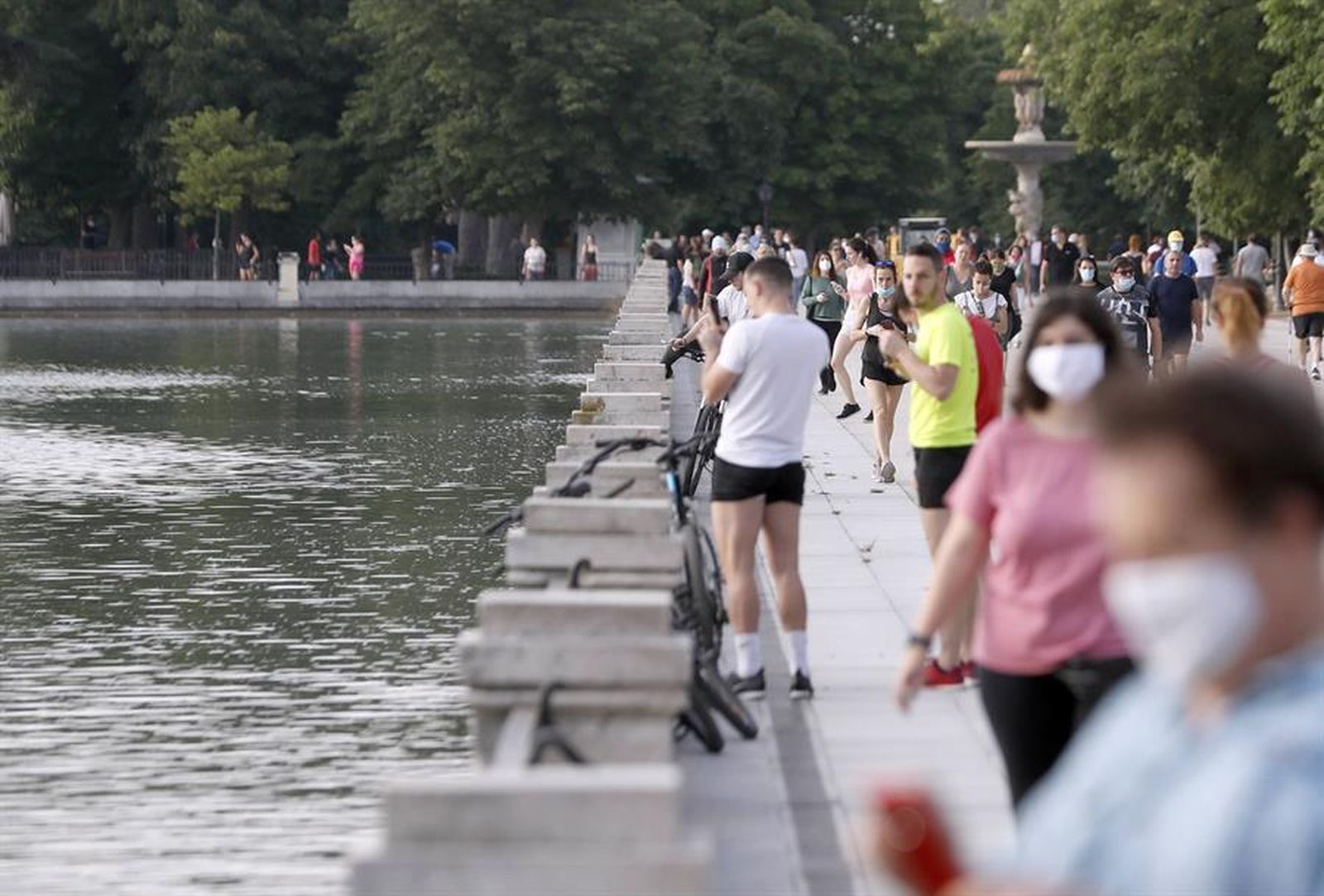 Multitud de personas en el parque del Retiro