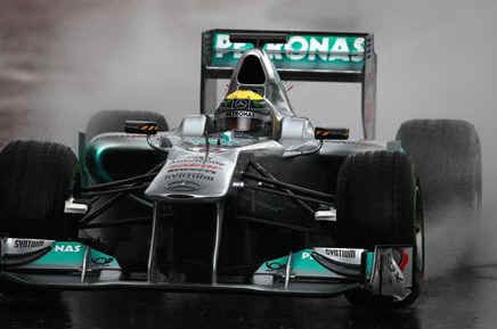 Rosberg manda bajo la lluvia en Montmeló