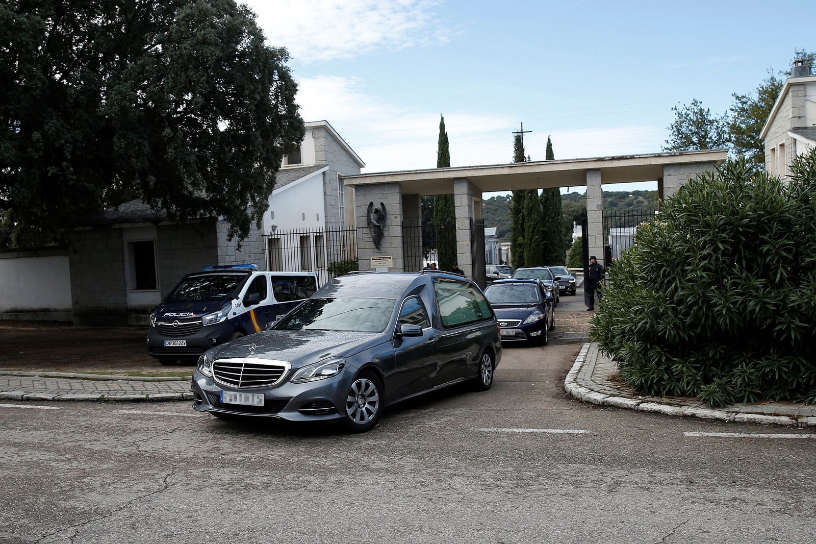 El cortejo fúnebre abandona el cementerio de El Pardo-Mingorrubio hacia el lugar donde está previsto aterrice el helicóptero que trasladará los restos de Francisco Franco desde el Valle de los Caídos