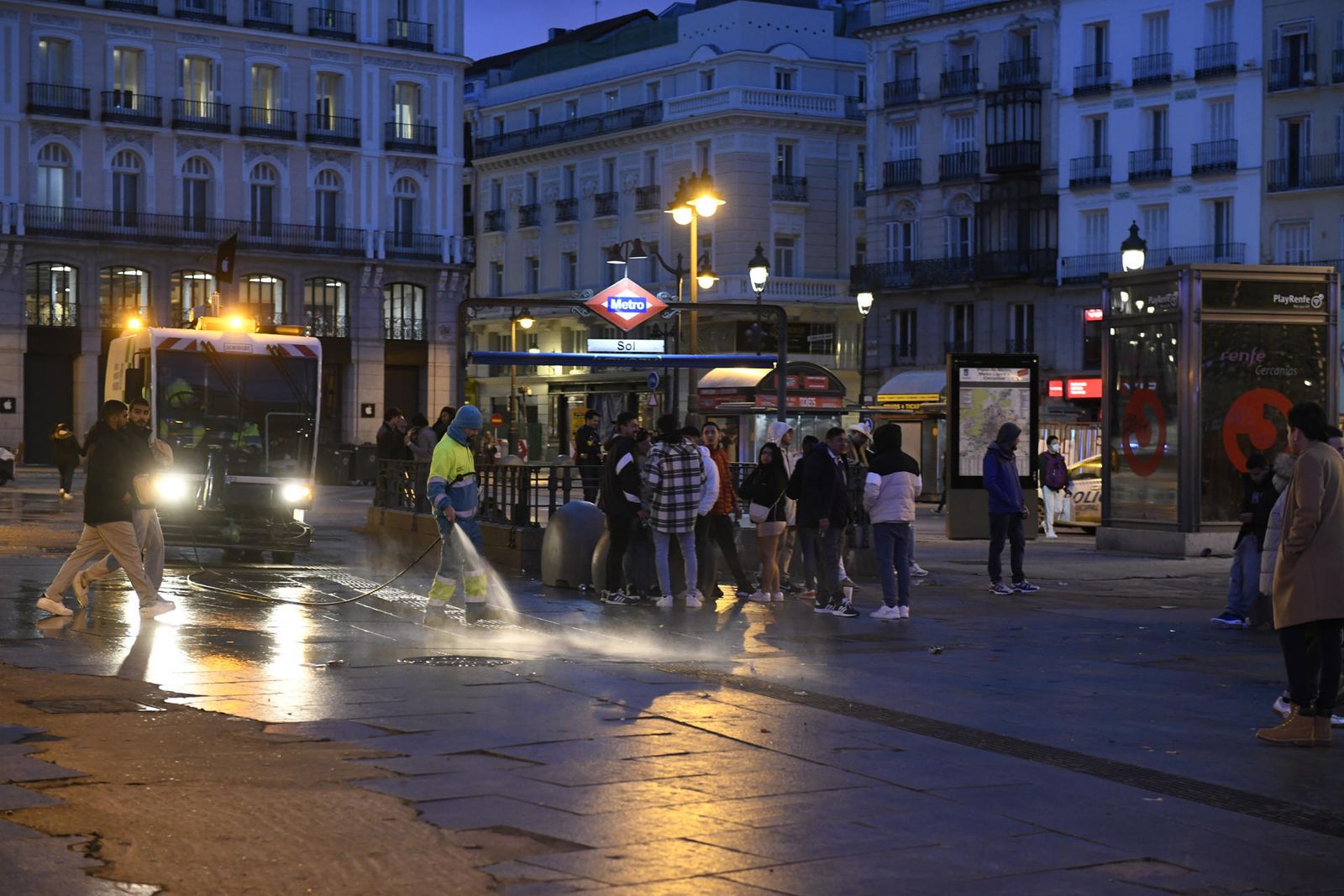 Limpieza en la Puerta del Sol tras las campanadas