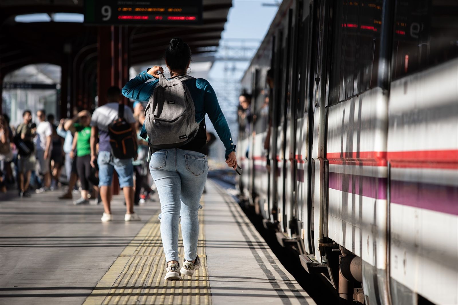 Viajeros en la Estación de Cercanías de Chamartín