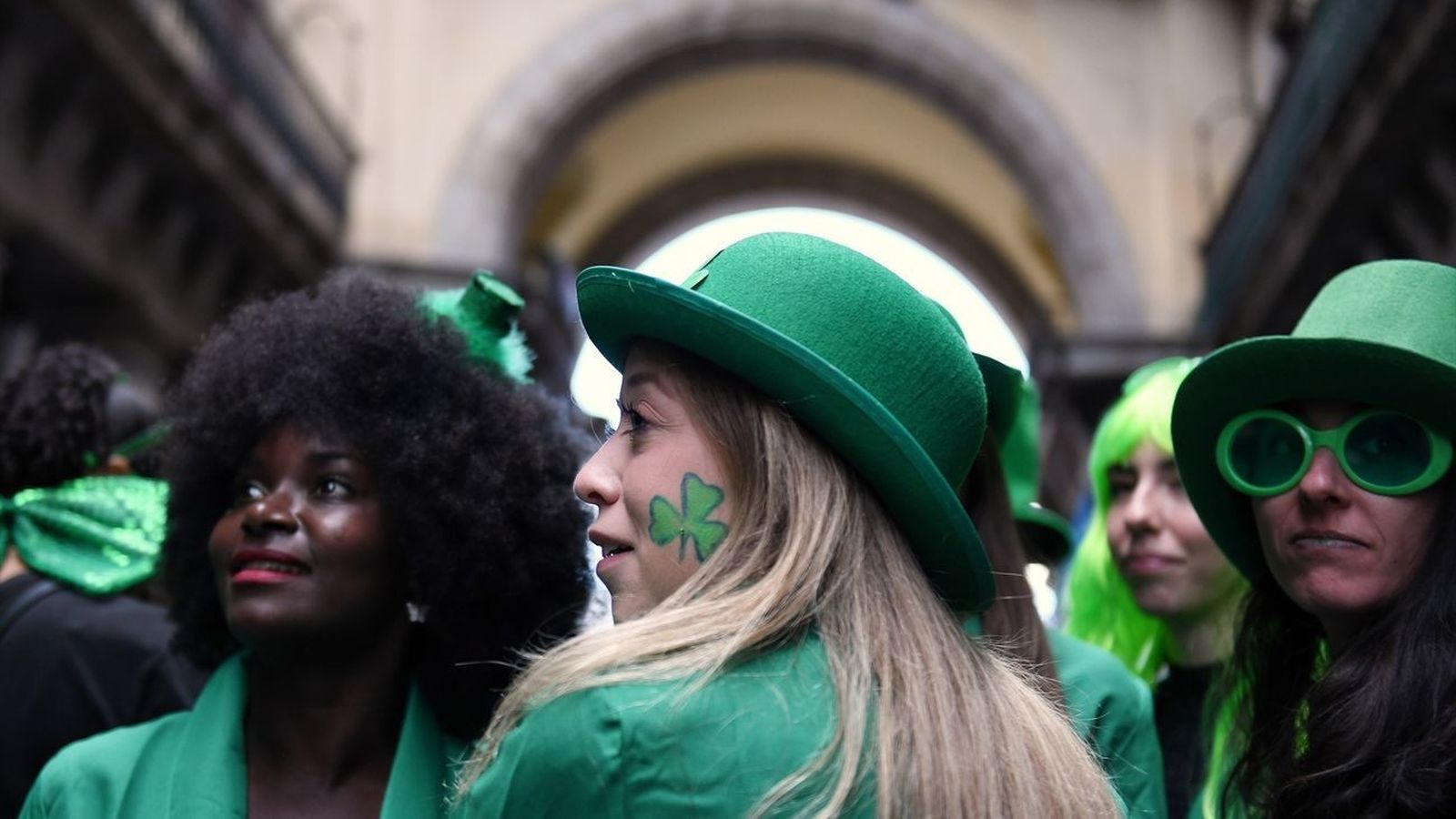 El metro se viste de verde por San Patricio