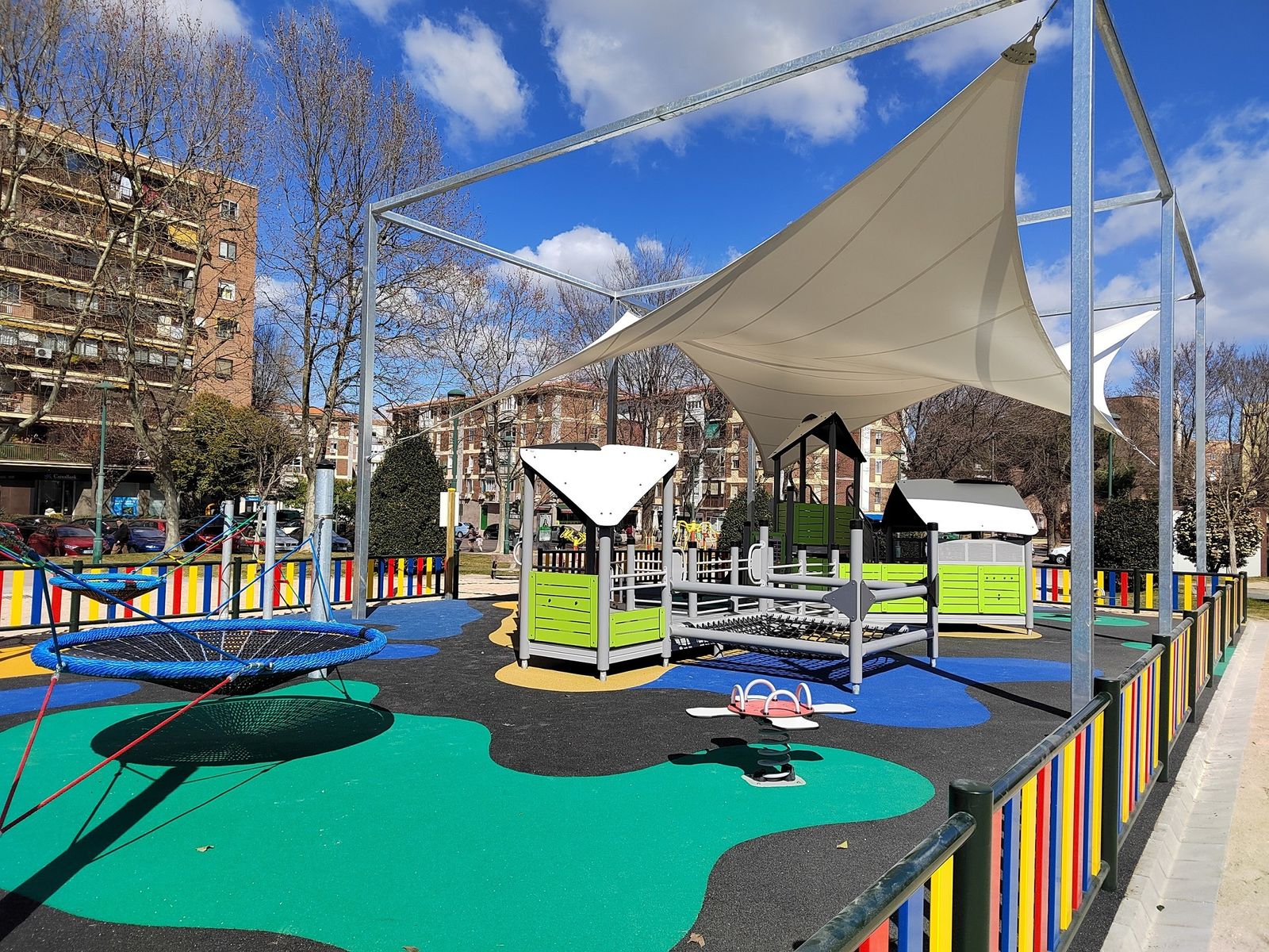 La nueva zona de juegos infantiles en la Plaza del Turia de Móstoles