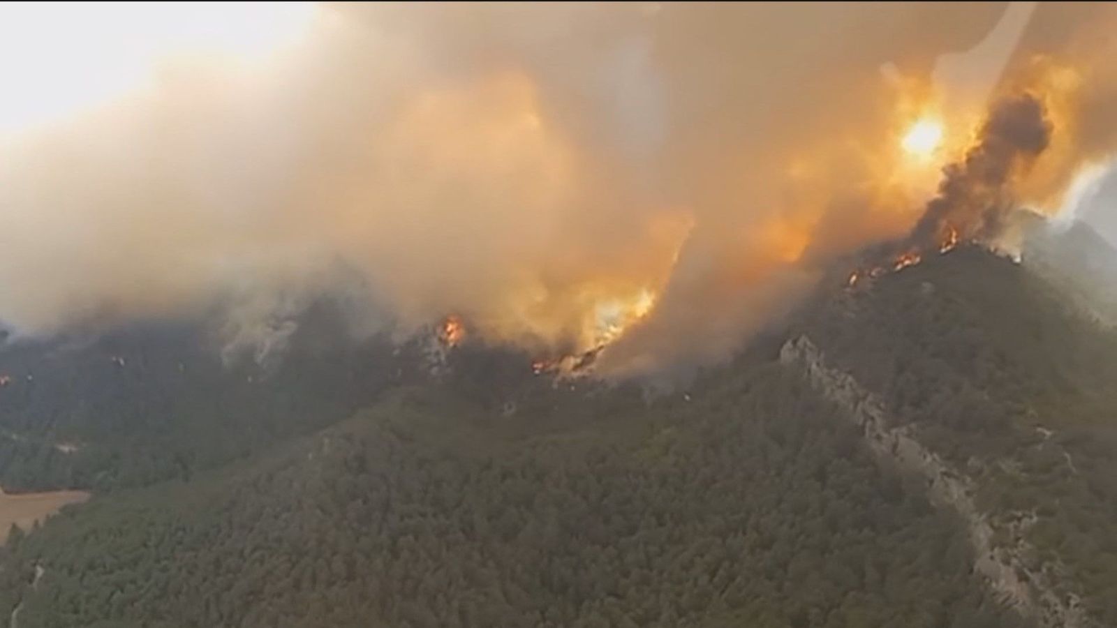 Los Bomberos dan por estabilizado el incendio de Sant Maria de Queralt (Tarragona)