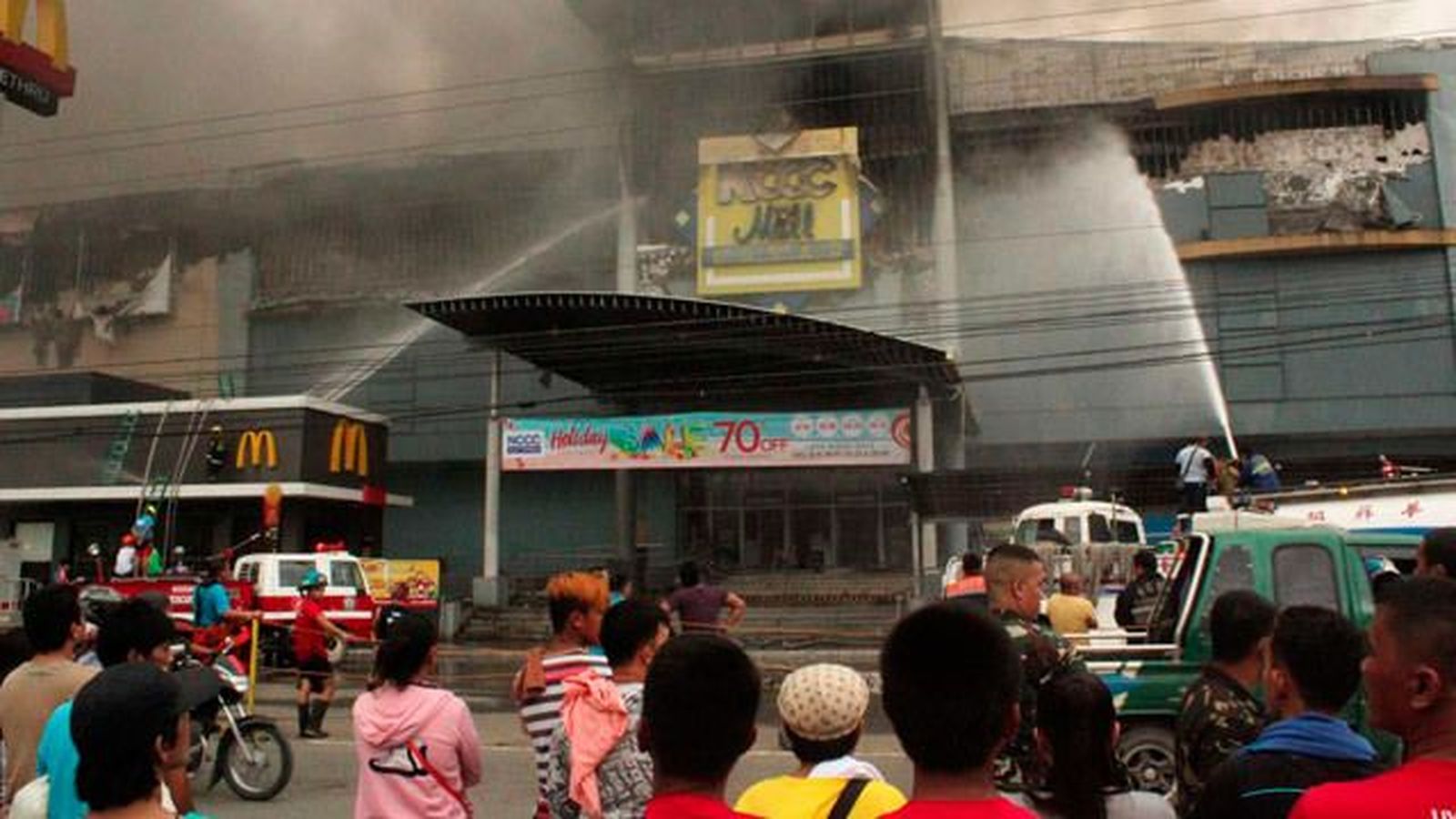 Al menos 37 muertos en incendio en un centro comercial del sur de Filipinas