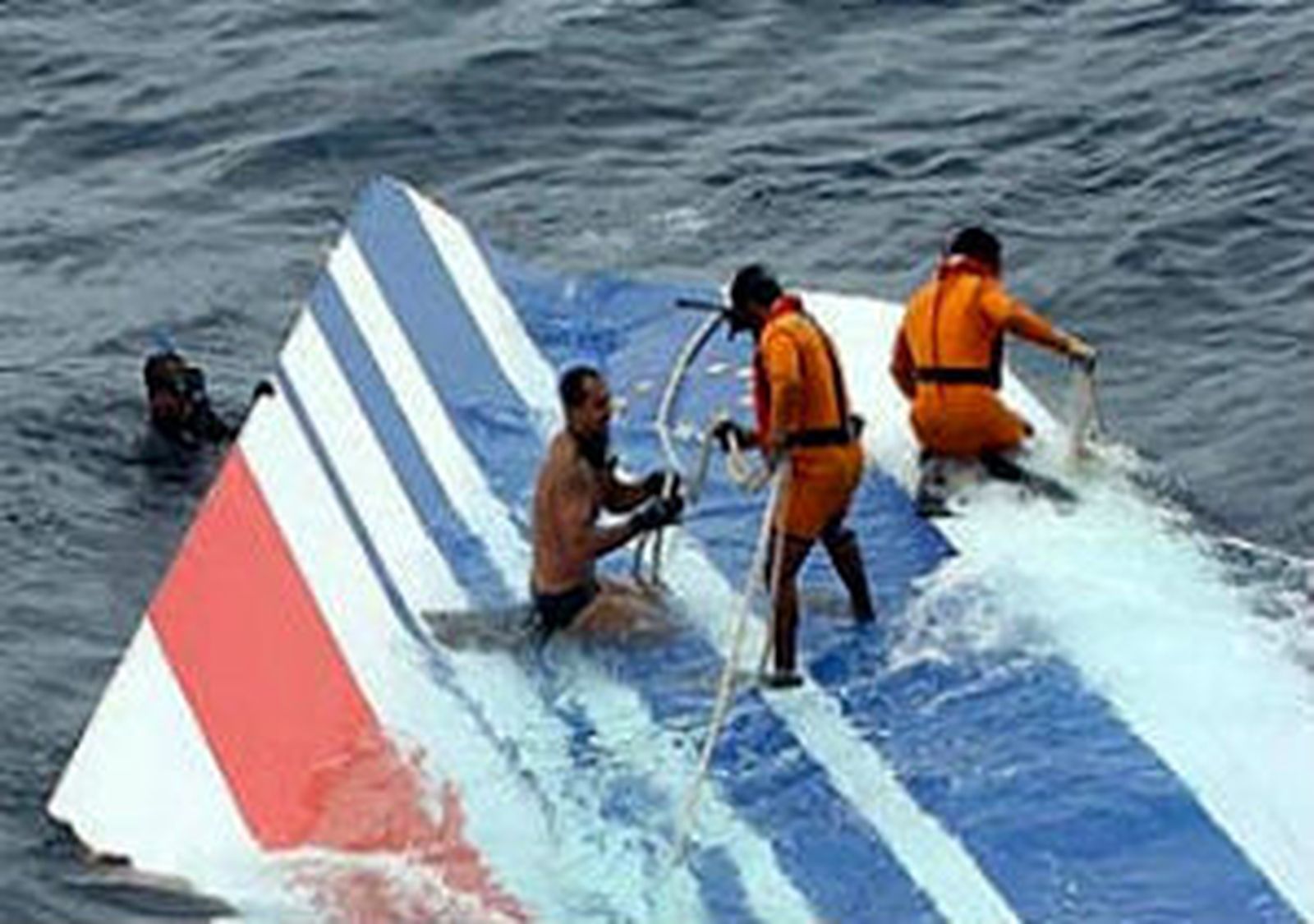 Encuentran el primer cadáver del avión Río-París accidentado en 2009