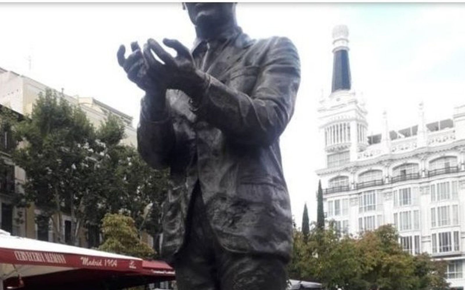 Estatua de García Lorca en la plaza de Santa Ana
