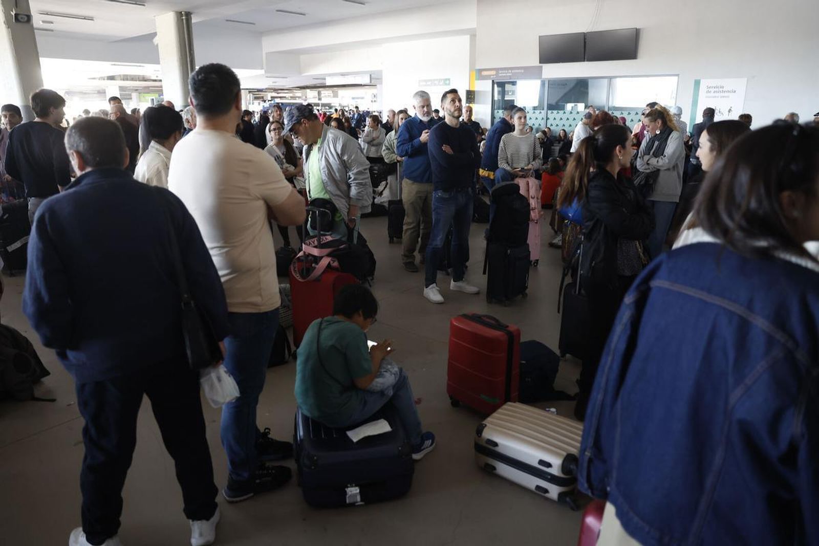 Viajeros afectados por el apagón eléctrico