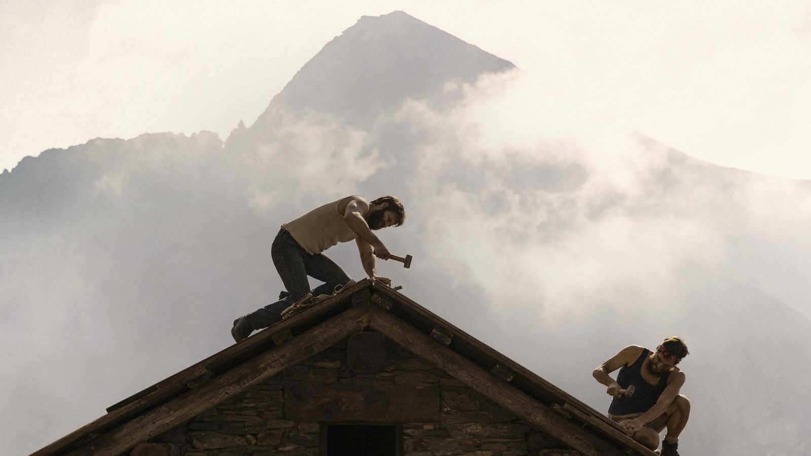 Luca Marinelli y Alessandro Borghi en un fotograma de la cinta "Las ocho montañas", dirigida por Felix Van Groeningen y Charlotte Vandermeersch