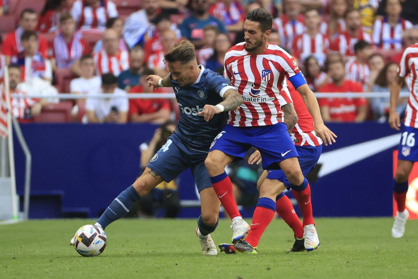 El defensa del Girona Aleiz García disputa el balón con el centrocampista del Atlético de Madrid Koke Resurrección