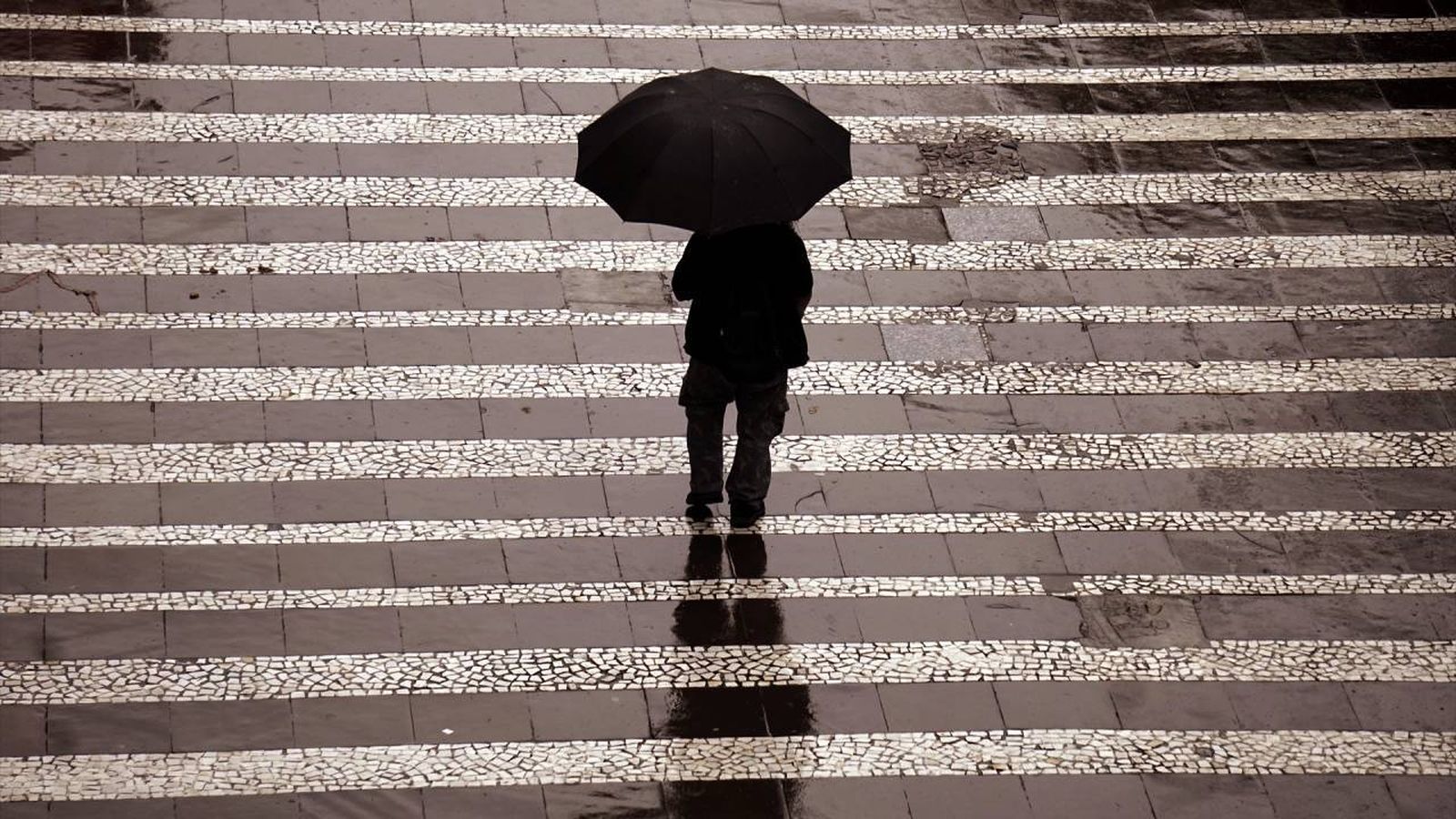 Persona caminando por la calle con un paraguas