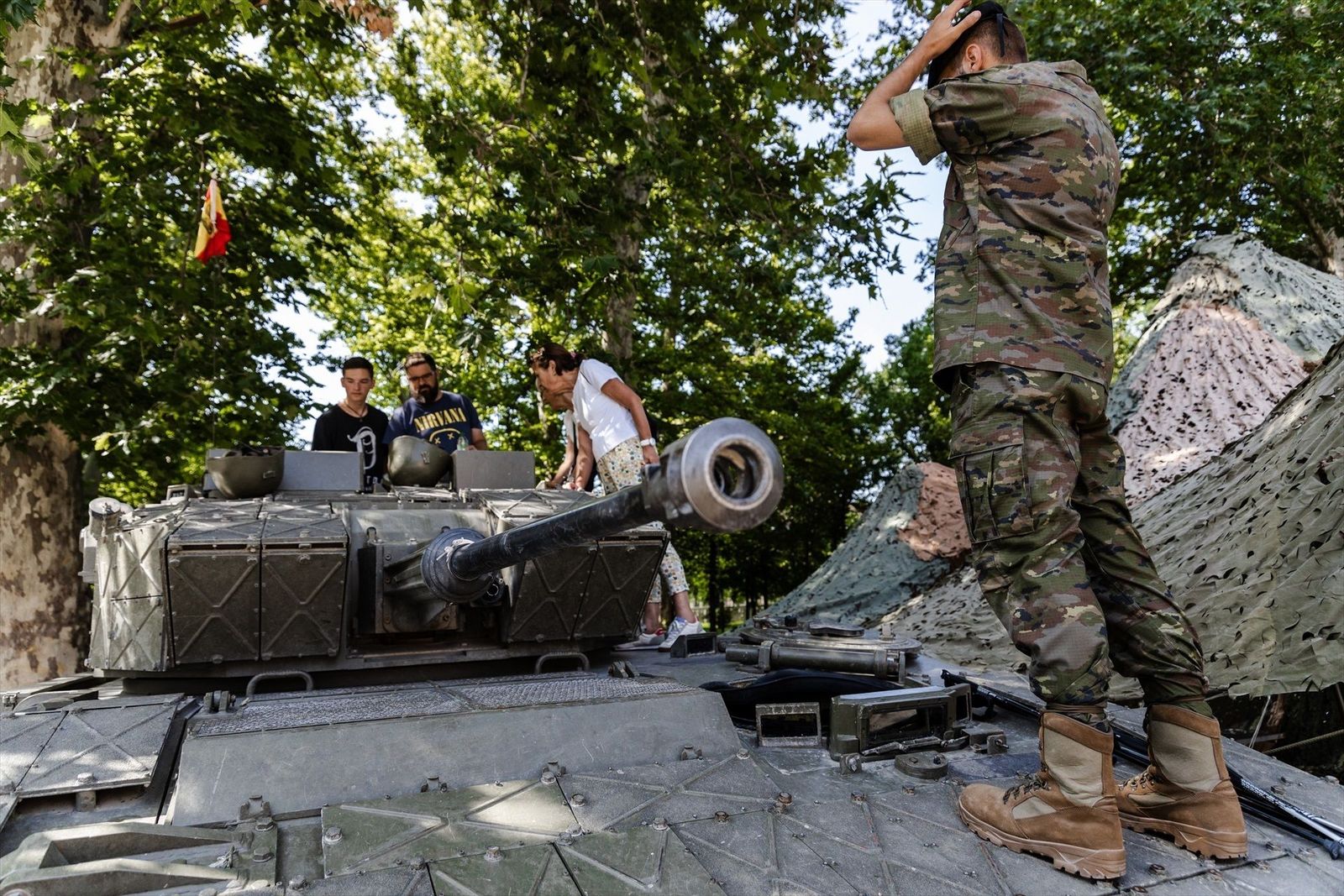 Este fin de semana puedes subirte a un tanque o un helicóptero del Ejercito en Madrid Río