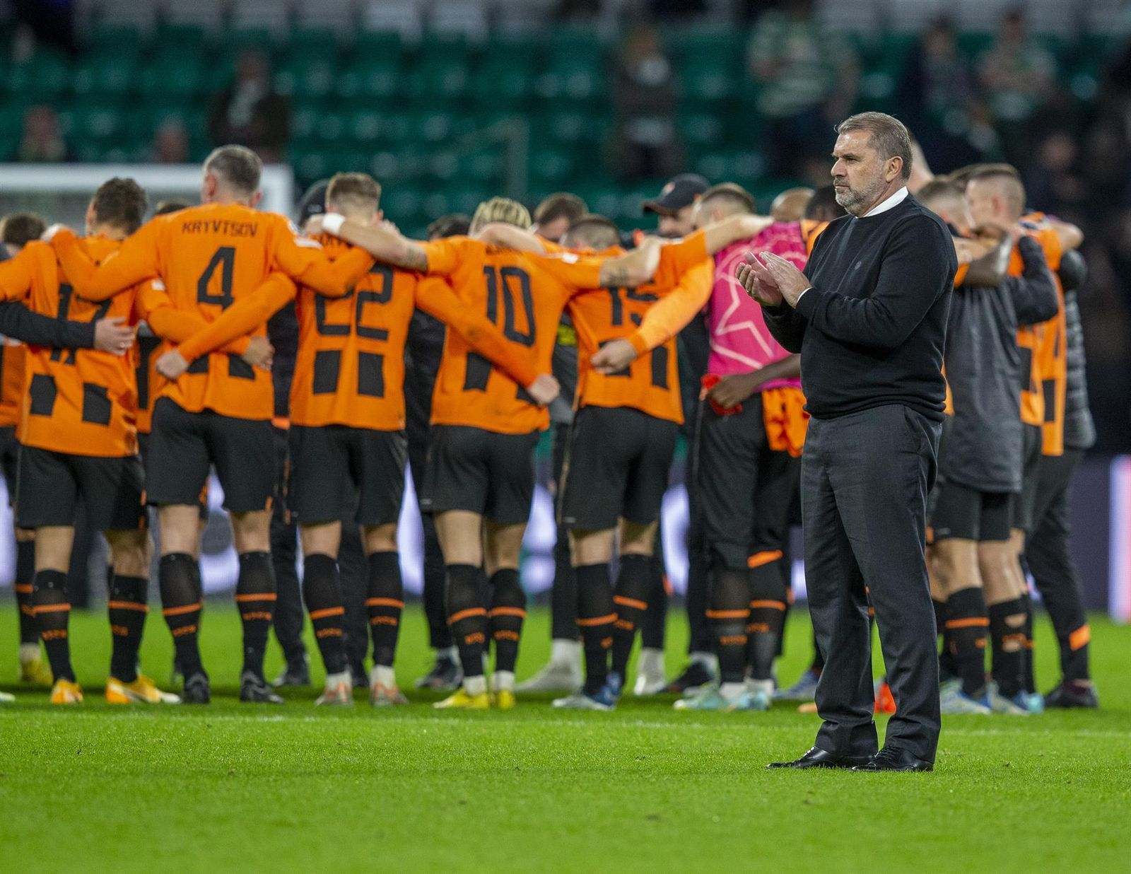 Los jugadores del Shakhtar Donetsk abrazados en el encuentro de Champions frente al Celtic de Glasgow