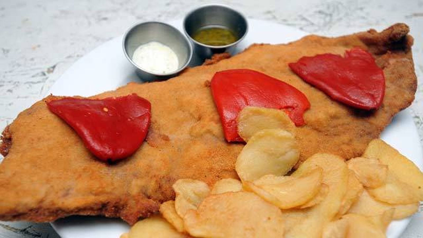 El cachopo de Delic Experience viene acompañado de pimientos de piquillo y patatas