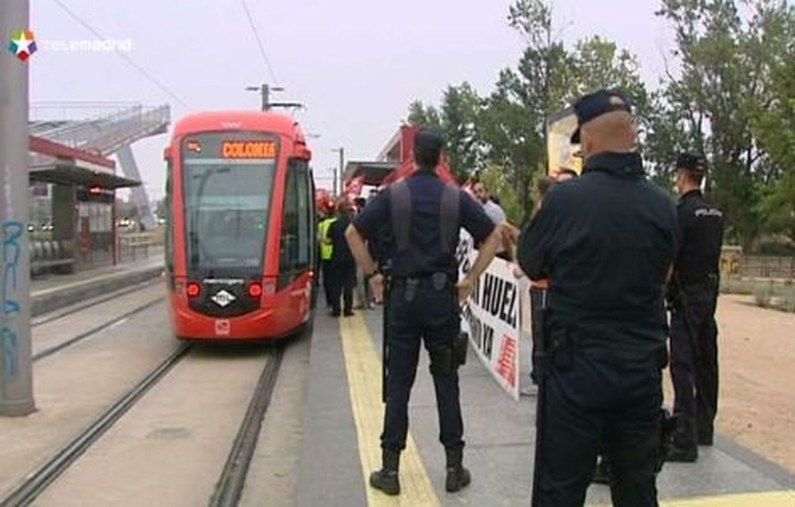 Los sindicatos elevan el seguimiento de primer paro en Metro Ligero Oeste al 75 %