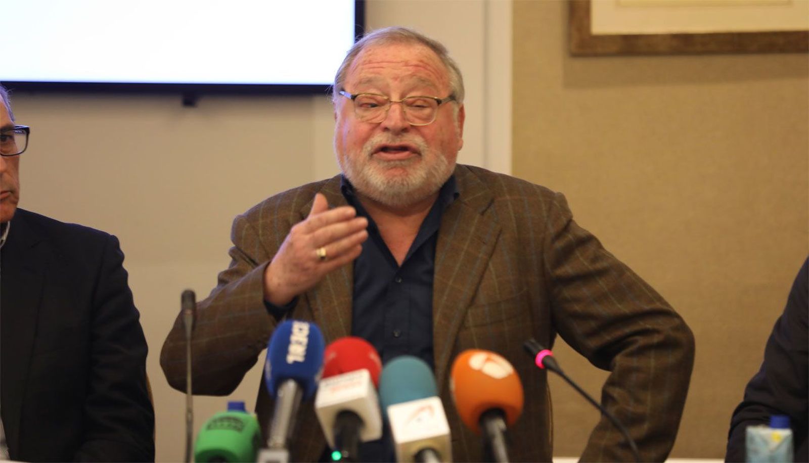 Fernando Savater y los jóvenes de Madrid premiados por la Comunidad de Madrid con la Gran Cruz del 2 de mayo