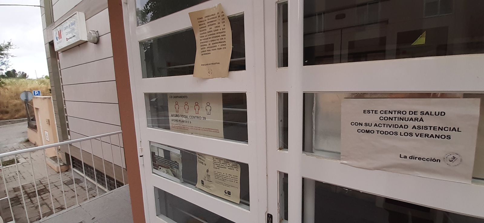 Cartel a la entrada de un centro de salud asegurando la apertura estival