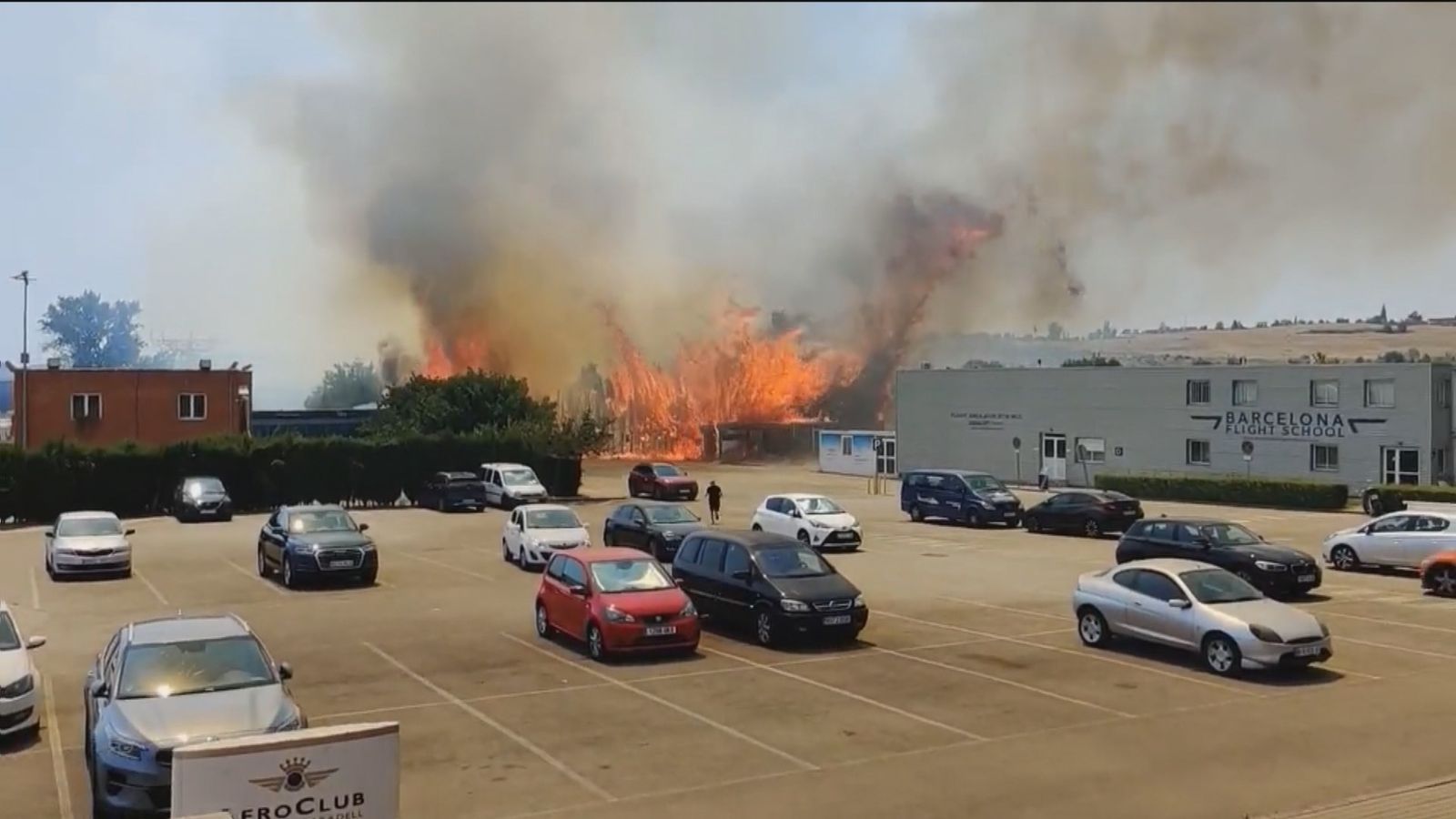 Un incendio en el aeropuerto de Sabadell lo deja totalmente inoperativo
