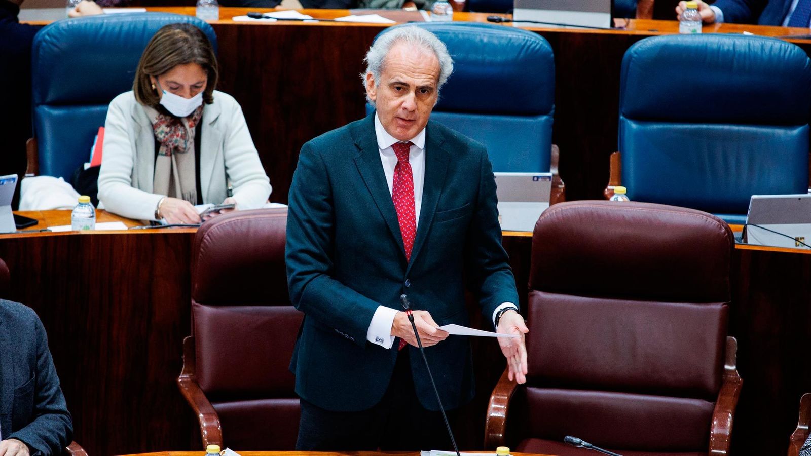 El consejero de Sanidad, Enrique Ruiz Escudero, durante su intervención en el Pleno de la Asamblea