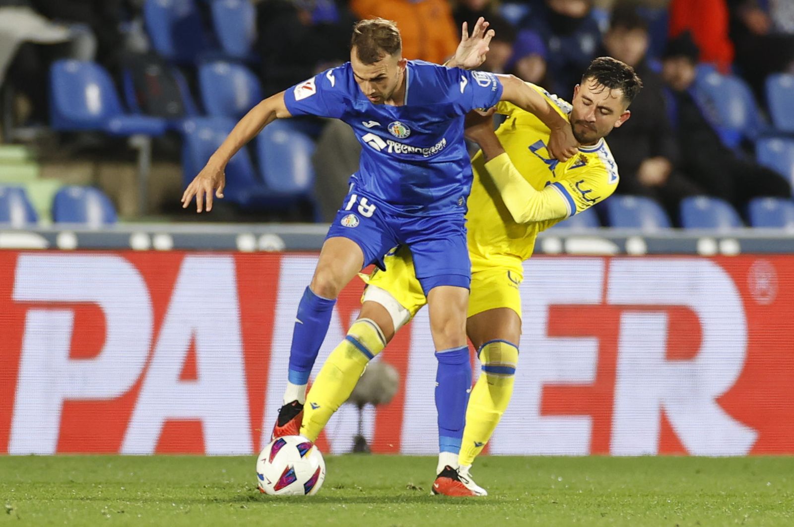 El delantero del Getafe Borja Mayoral lucha con Víctor Chust, del Cádiz