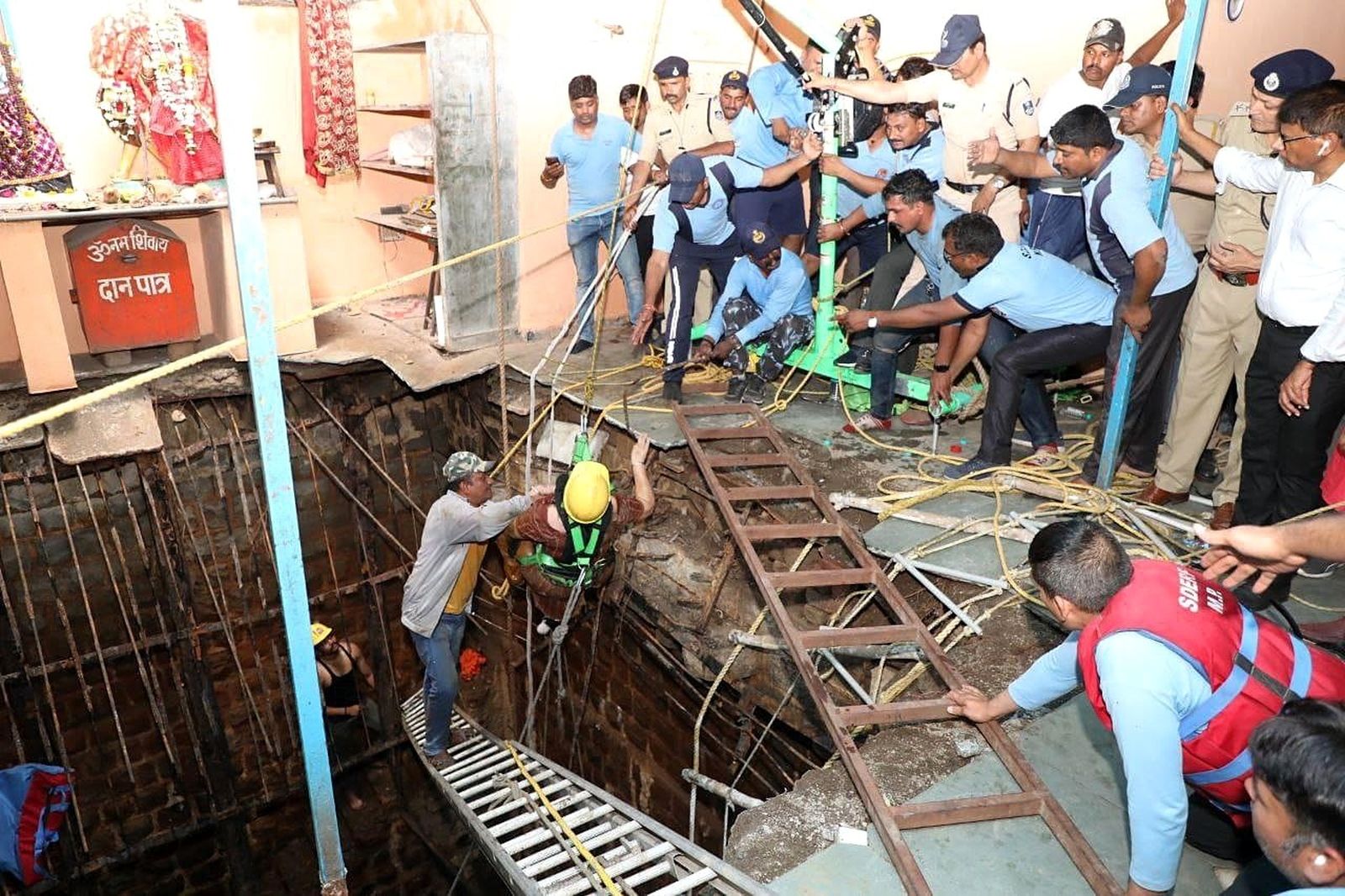 35 muertos al hundirse el suelo de un templo en la India
