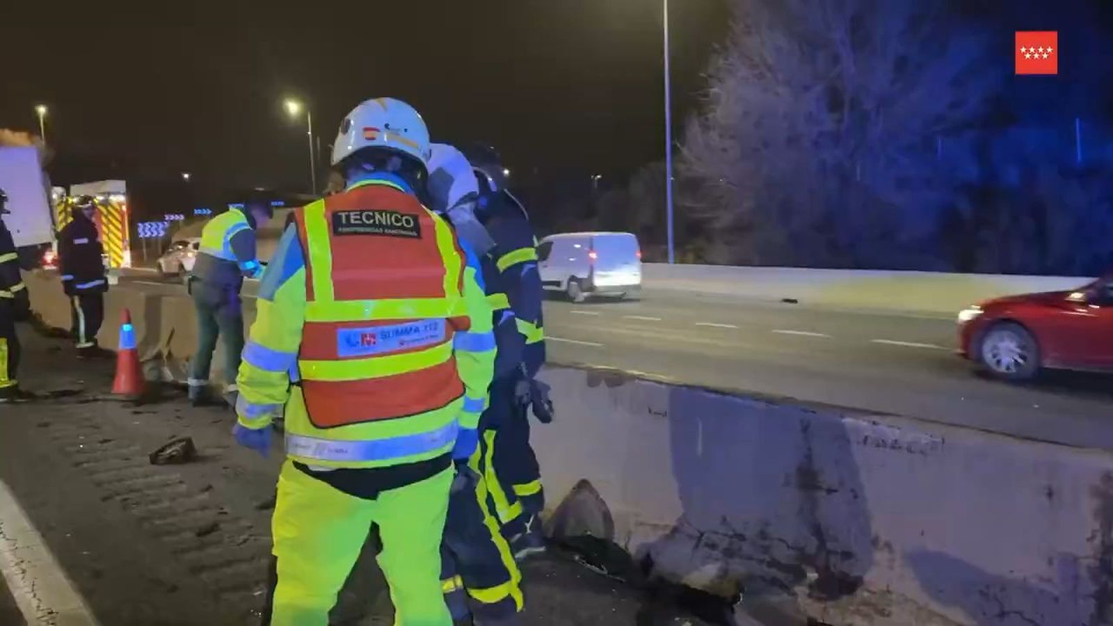 Muere un conductor tras un grave choque con un camión en la A-2, en Alcalá de Henares