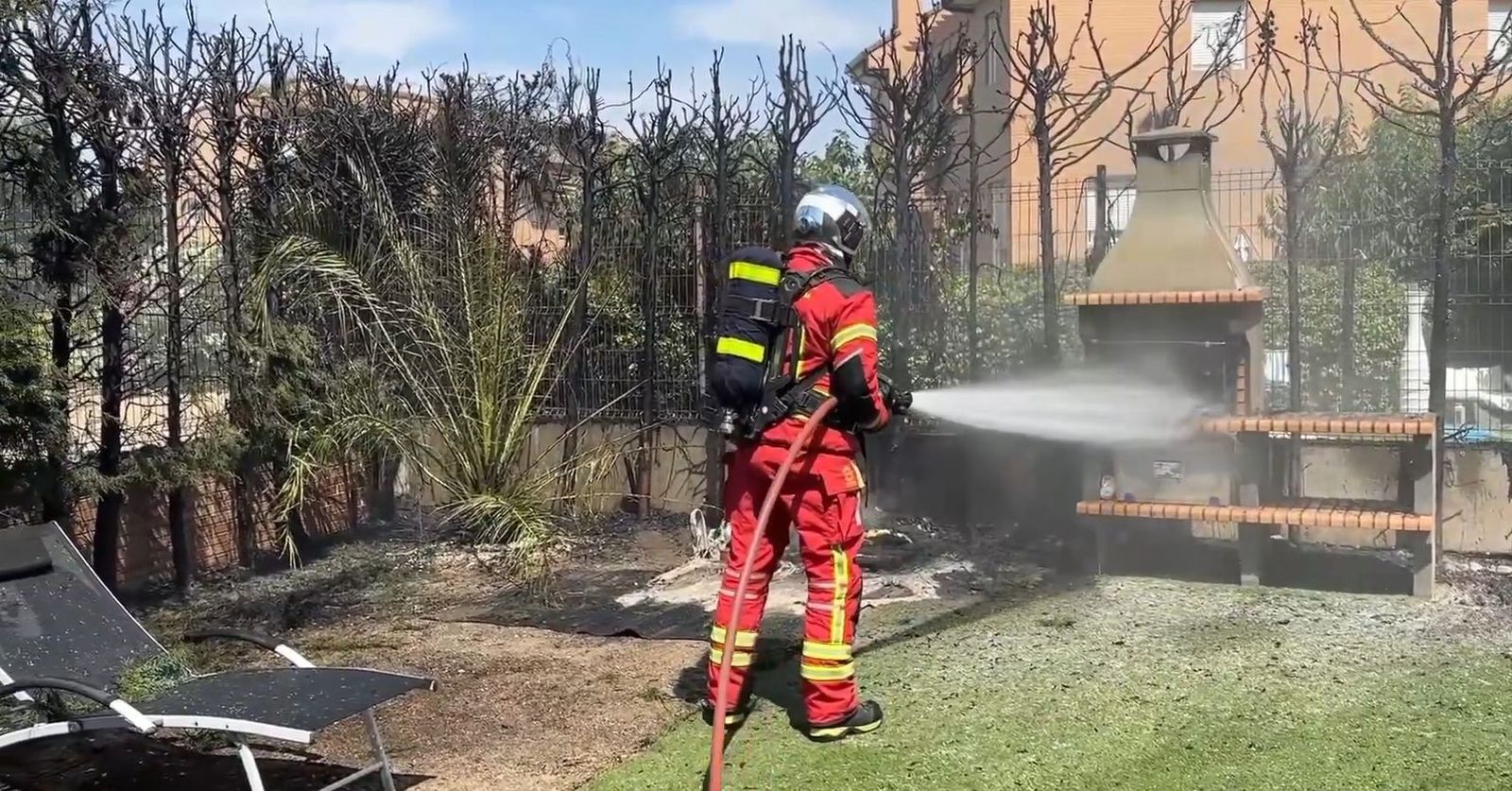 Bomberos evitan la propagación de un incendio de arizónicas a varias viviendas de Villanueva de la Cañada