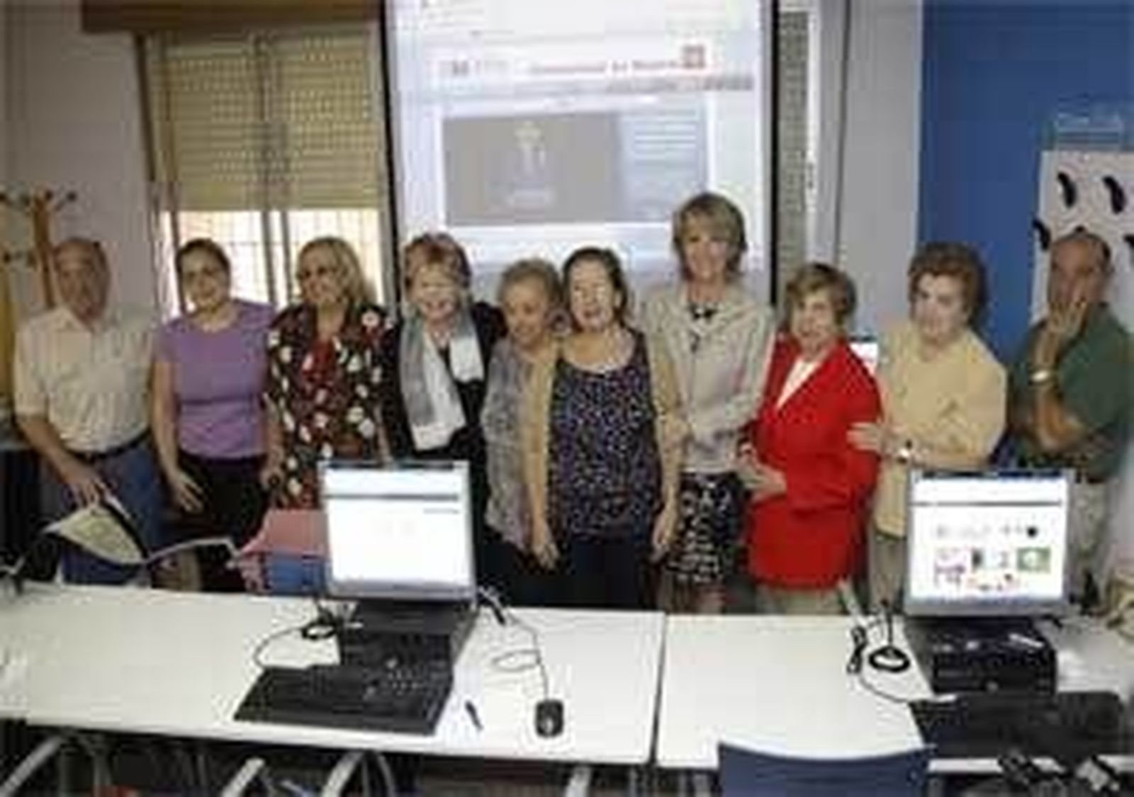 Aguirre visita los talleres de vida activa en el centro de mayores de Sagasta