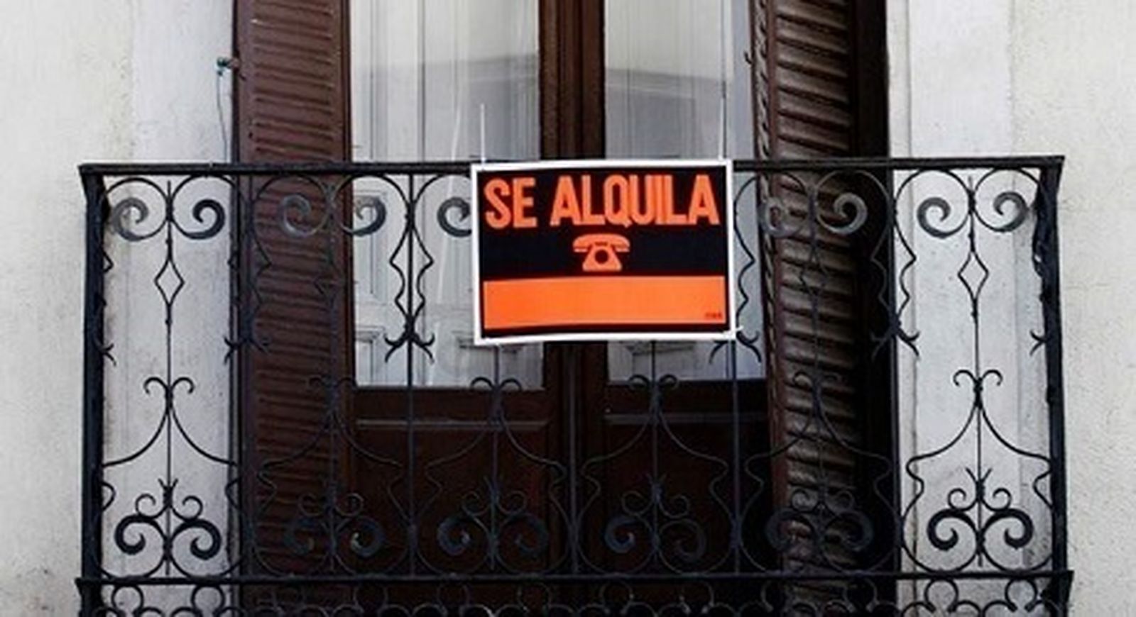 Cartel de 'Se alquila' en una vivienda