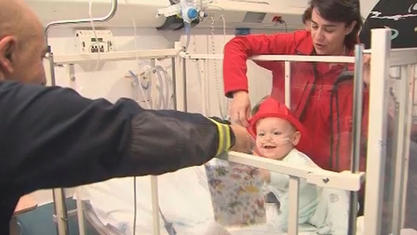 Bomberos y agentes forestales de Madrid visitan con regalos a los niños hospitalizados