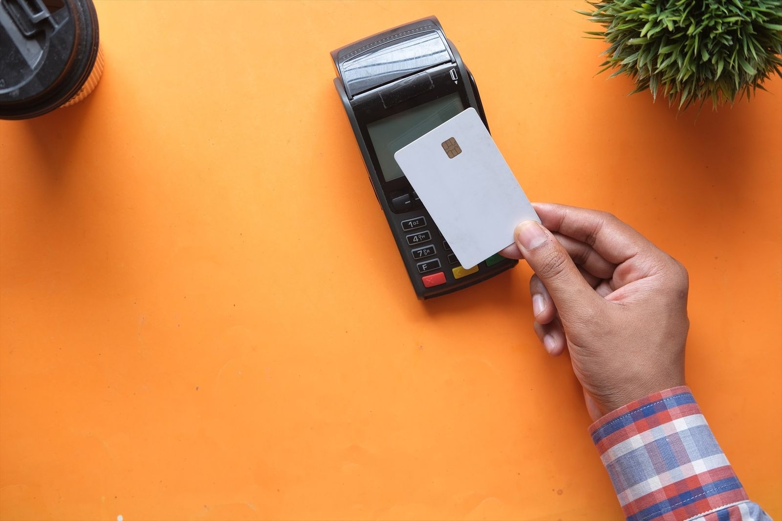 Una persona realiza un pago con una tarjeta