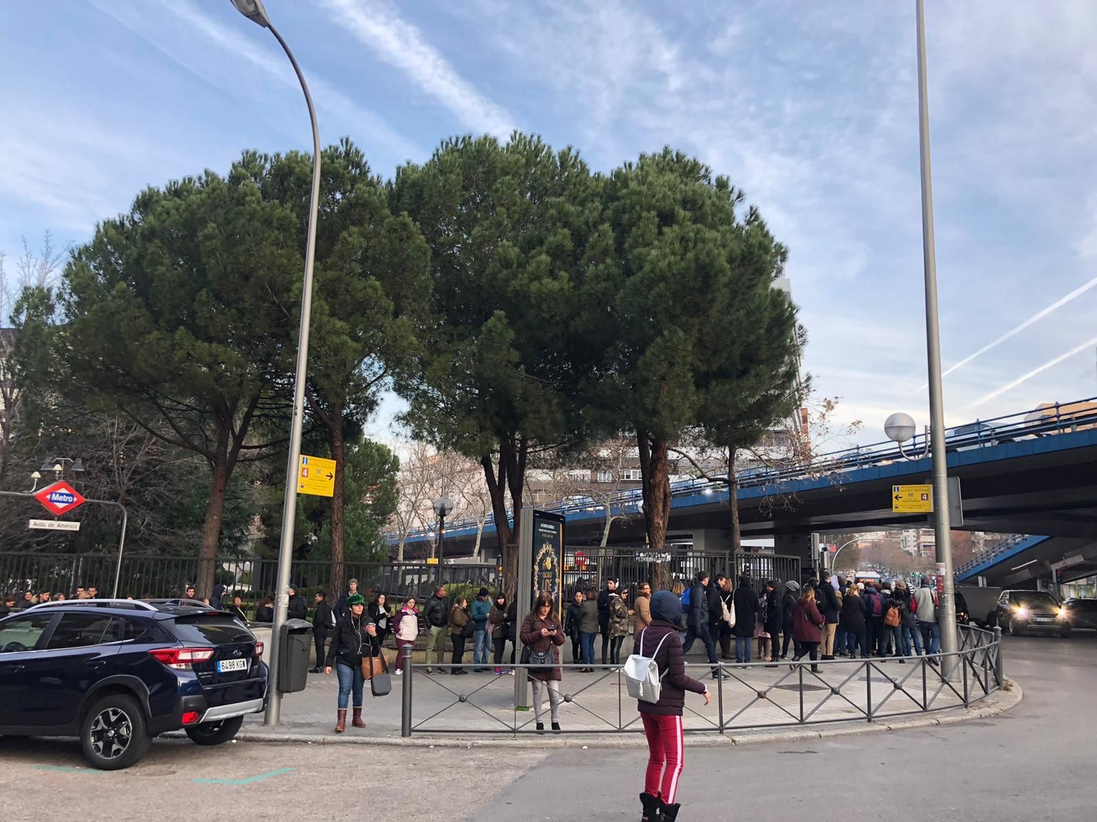 Quejas de los usuarios afectados en el primer día sin la Línea 4 de Metro