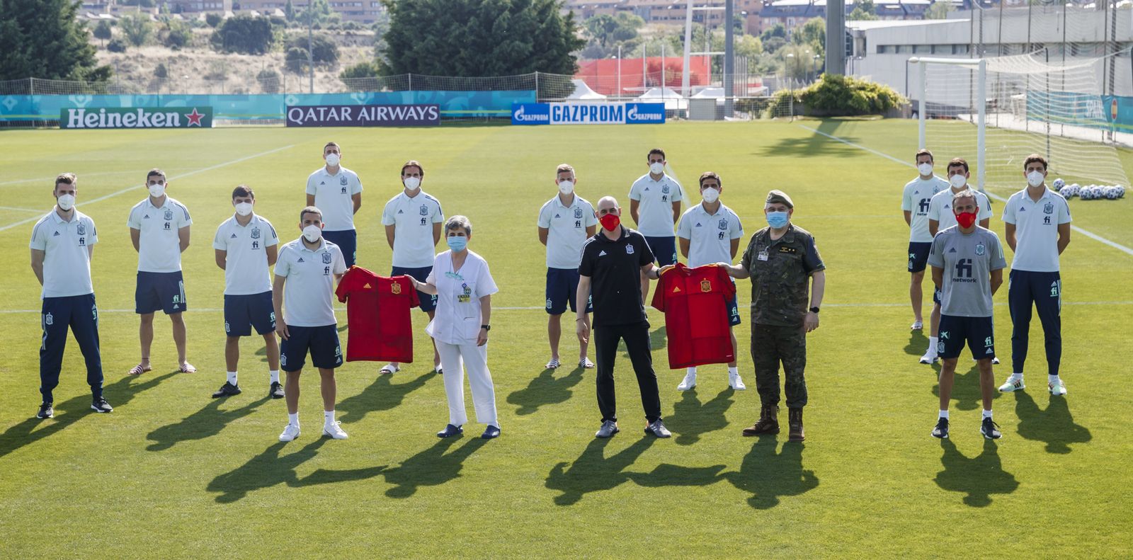Y tras la polémica... Los jugadores de la Selección española reciben su vacuna
